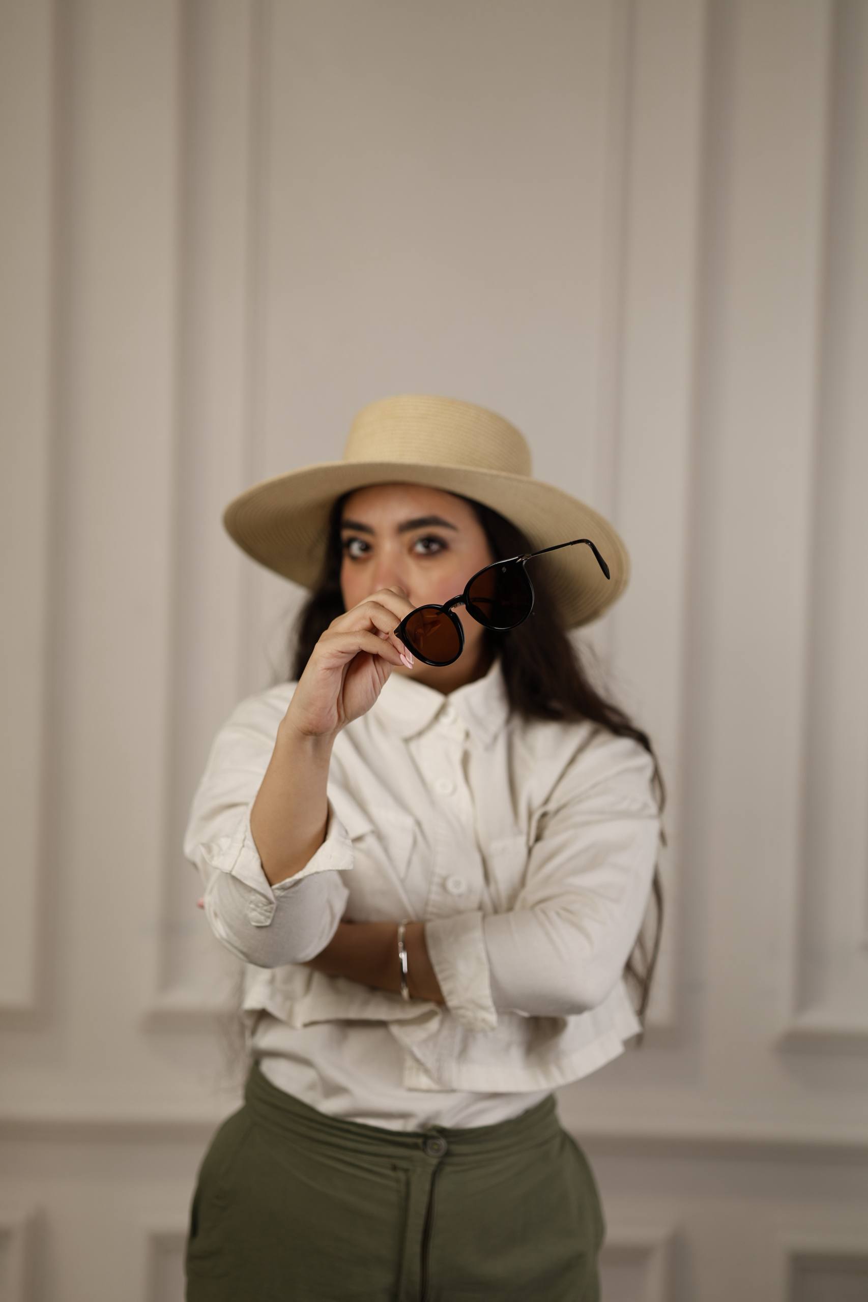 دیوید بکهام کد db 1032fعدسی UV400 با قابلیت ضد خش و محافظت صد درصدی حک لوگوی Beckham به نشانه اورجینال بودن محصول مناسب برای آقایان و بانوان خوش‌پوش